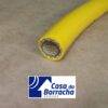 Mangueira amarela com acabamento em malha metálica.