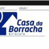 Logotipo da Casa da Borracha, Botucatu, com fundo azul e texto em branco e azul.