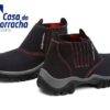 Bota impermeável preta com detalhes em vermelho e sola antiderrapante.