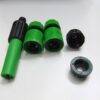 Conjunto de conectores e adaptadores de mangueira em verde e preto.