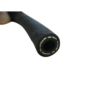 Mangueira preta com extremidade visível, mostrando interior circular.