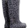 Botas de borracha cinza com estampas de onça.