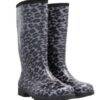 Botas de borracha com estampa de leopardo em tons de cinza e preto.