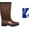 Bota de borracha estampada em animal print de leopardo, modelo cano alto.