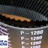 Correia de transmissão P-1280 com marcas impressas.