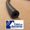 Mangueira preta com um furo interno, em destaque sobre uma superfície clara.