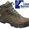 Bota de caminhada marrom com detalhes verdes e cadarços, design robusto e solado antiderrapante.