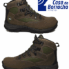 Botas de trekking em tom marrom com detalhes verdes, vista lateral e frontal.
