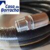 Mangueira preta com conector metálico, em fundo neutro, parte de um tubo mais longo