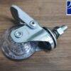 Roda de poliuretano com suporte de metal para móveis.