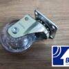 Roda com suporte metálico para móveis, de cor transparente e base de metal.