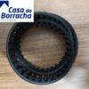 Fitas de borracha preta com dentes, em fundo de madeira clara.
