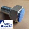 Conector de metal com rosca e tampa azul, sobre fundo claro.