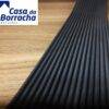 Um perfil de borracha texturizado em uma superfície de madeira.