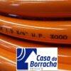 Mangueira laranja com especificações impressas, ideal para alta pressão.