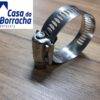 Braçadeira de metal para mangueiras com fecho de pressão.