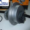 Peça de carro, turbocompressor, com detalhes em metal e plástico.