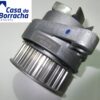 Peca automotiva de metal com engrenagem e marca de fabricante.