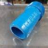 Conexão plástica azul para tubulação, com rosca e superfície texturizada.