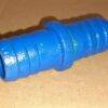 Conector azul de plástico com ranhuras para engate em tubos.