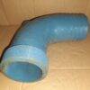 Cotovelo de plástico azul para tubulação, com pequenas marcas de oxidação.