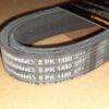 Correia preta da marca Continental com marcações "8 PK 1480"