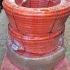 Bobinas de mangueiras plásticas empilhadas, enroladas e com filme plástico