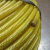 Mangueira plástica amarela em espiral, empilhada em rolo