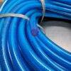 Mangueiras plásticas azuis enroladas, com detalhes em relevo.