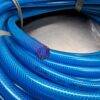 Mangueira plástica azul com detalhe em malha visível.