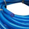 Mangueira plástica azul enrolada em espiral.