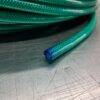 Mangueira plástica com padrão em malha, cor verde com ponta azul.