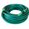 Mangueira de jardim verde com conectores nas extremidades.