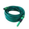 Mangueira verde com acessórios, ideal para irrigação e limpeza.