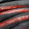 Mangueiras de combustível com detalhes em vermelho e informações de especificações.