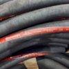 Mangueiras de combustível da marca Continental empilhadas, com especificações visíveis.