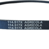 Fita de borracha preta com inscrição 114.517X AGRÍCOLA em branco.