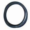 Anel de borracha preto com formato circular, exibindo duas camadas.
