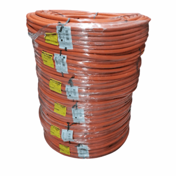 Bobinas empilhadas de mangueira laranja com etiquetas