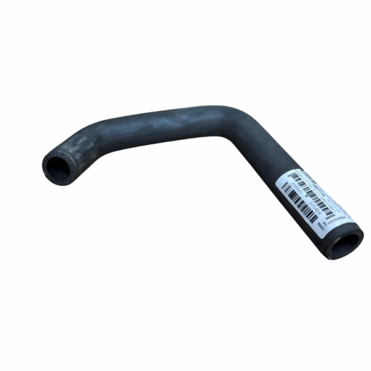 Mangueira em formato L, preta, com etiqueta de identificação.