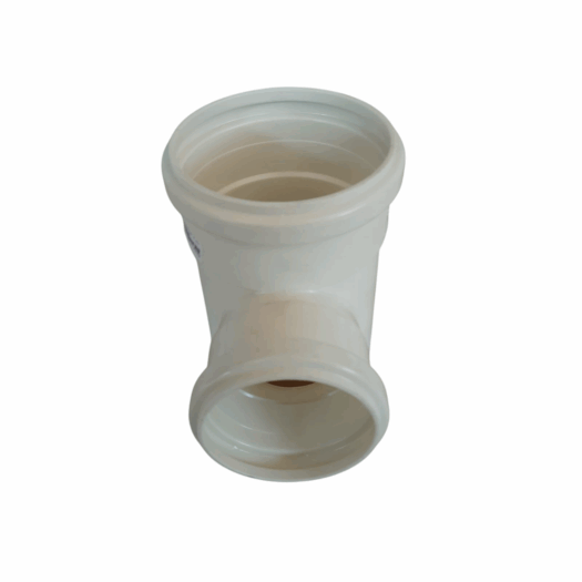 Conexão de tubo de PVC branca com dois encaixes e um corpo central.
