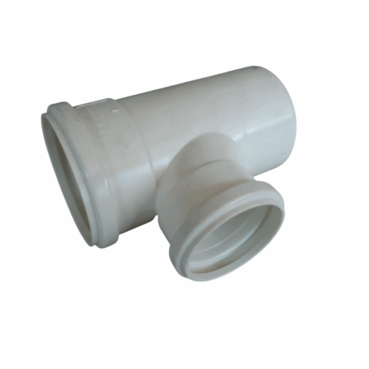 Conexão em PVC branca em formato de T, com dois lados abertos para encaixar tubos.