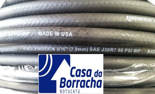 Mangueiras pretas empilhadas com especificações impressas.