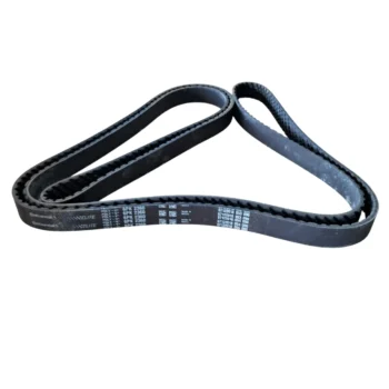 Tr&ecirc;s correias em V pretas com marcas brancas em suas superf&iacute;cies.