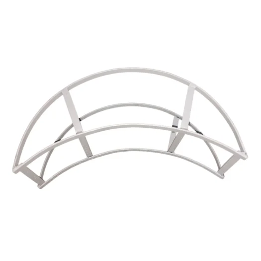 Estrutura metálica em formato de arco, com três suportes horizontais.