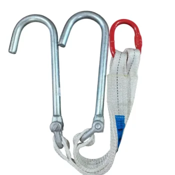 Conjunto de ganchos de metal e cinta de nylon para amarração.