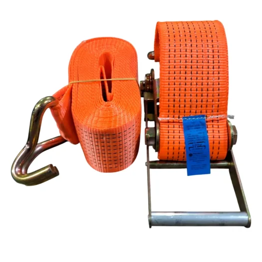 Cinta de amarração laranja com gancho de metal e parte enrolada.