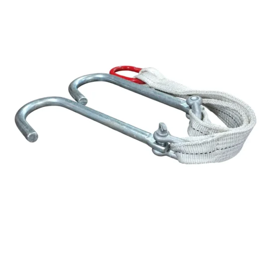 Gancho de metal com cinta de apoio e mosquetão vermelho.