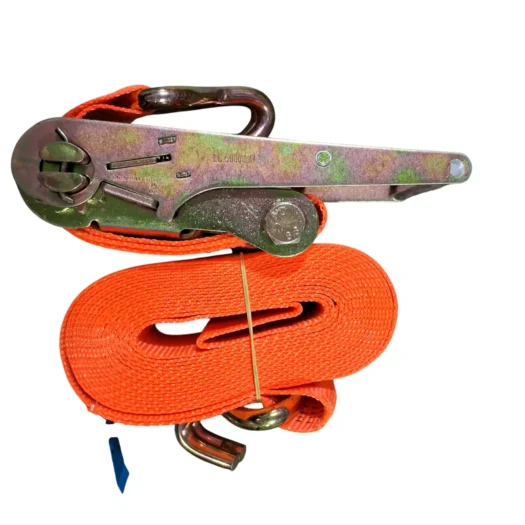 Cinta de amarração laranja com catraca metálica e ganchos.
