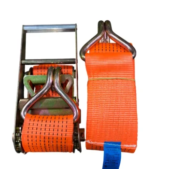 Cinta de amarração laranja com catraca metálica visível.